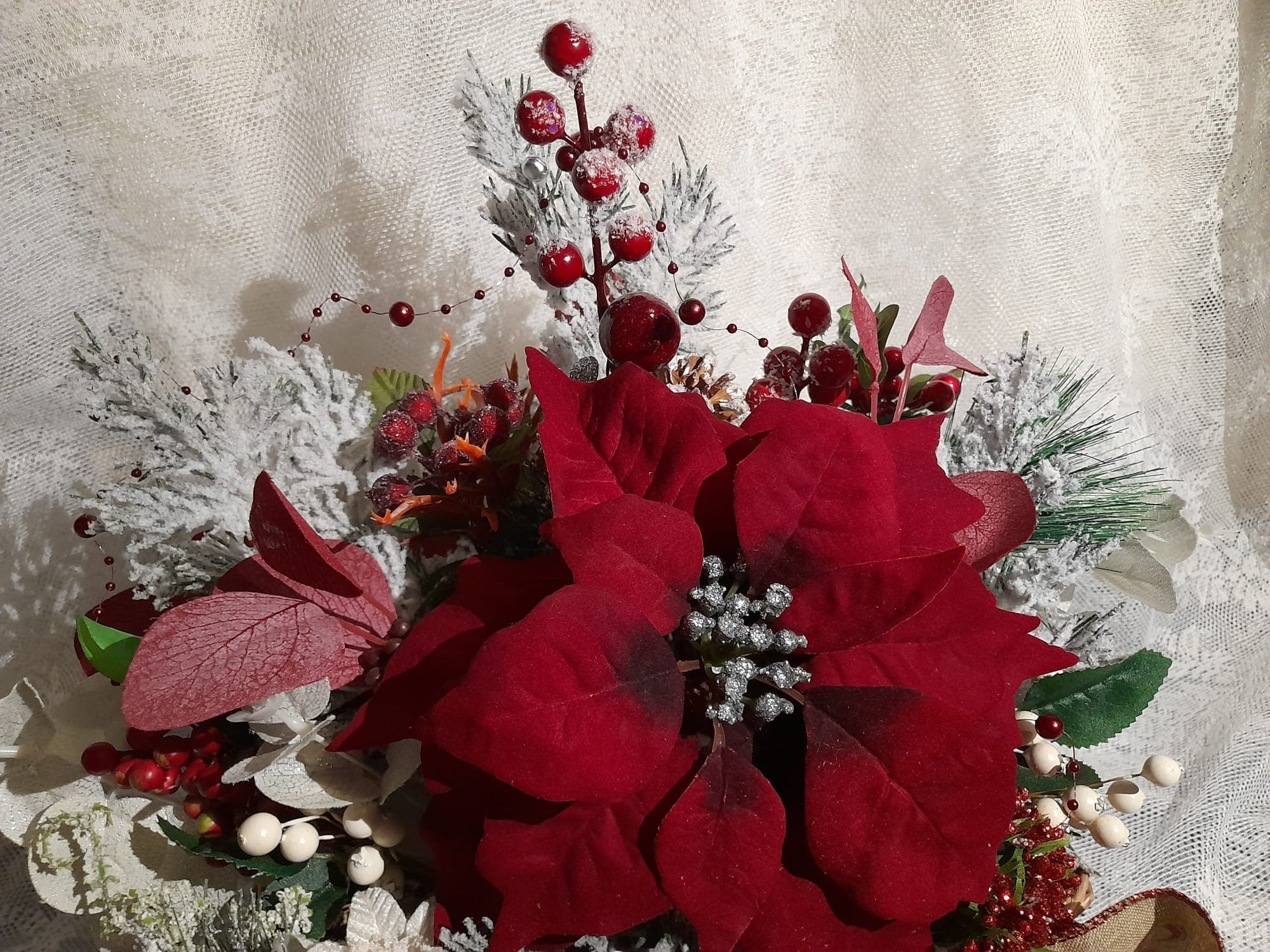 Frosty Christmas Decor: Rustic Centerpiece with a Touch of Winter Magic