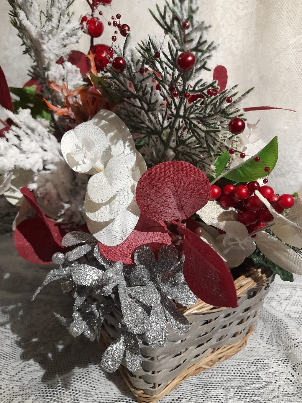 Frosty Christmas Decor: Rustic Centerpiece with a Touch of Winter Magic