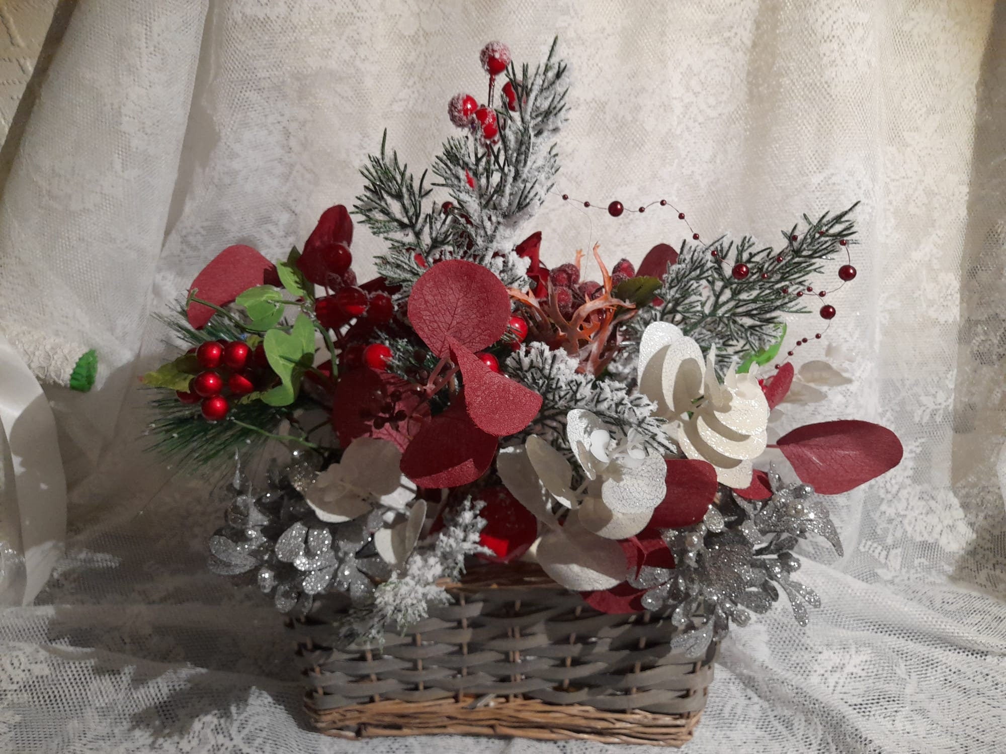 Frosty Christmas Decor: Rustic Centerpiece with a Touch of Winter Magic
