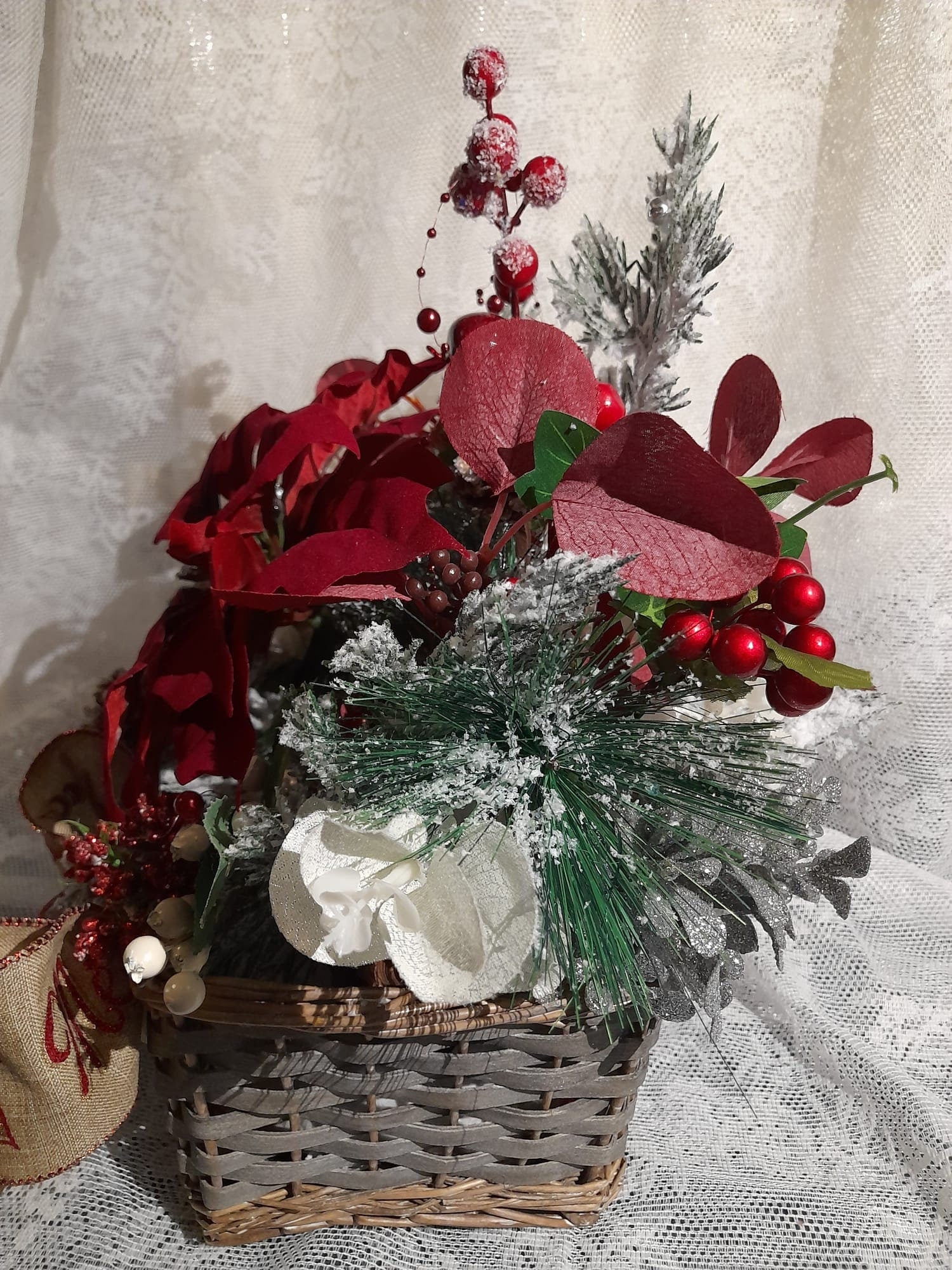 Frosty Christmas Decor: Rustic Centerpiece with a Touch of Winter Magic