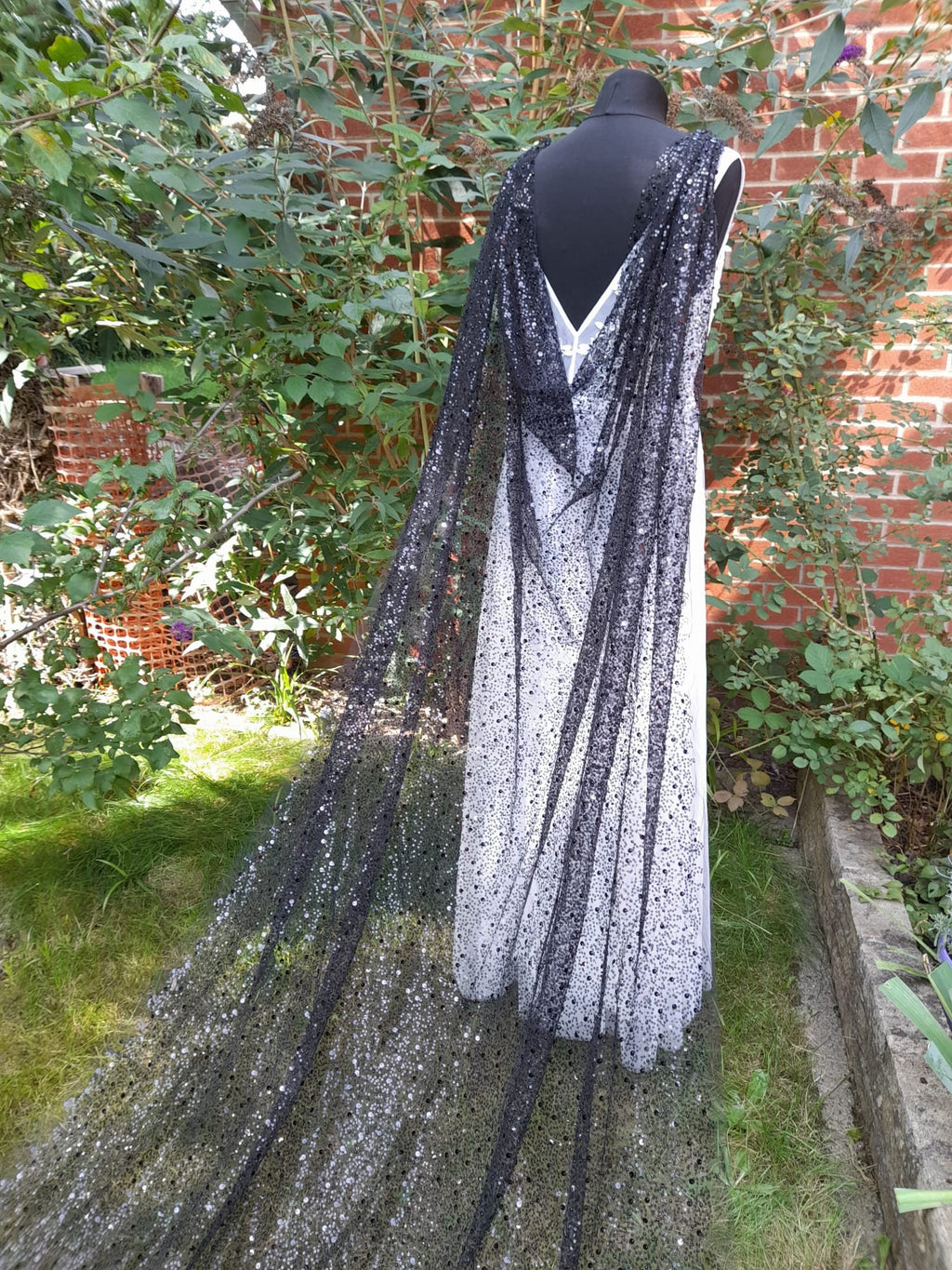 Elegant Black Wedding Cape Veil - Gothic Beaded Cloak for a Dark Romantic Touch