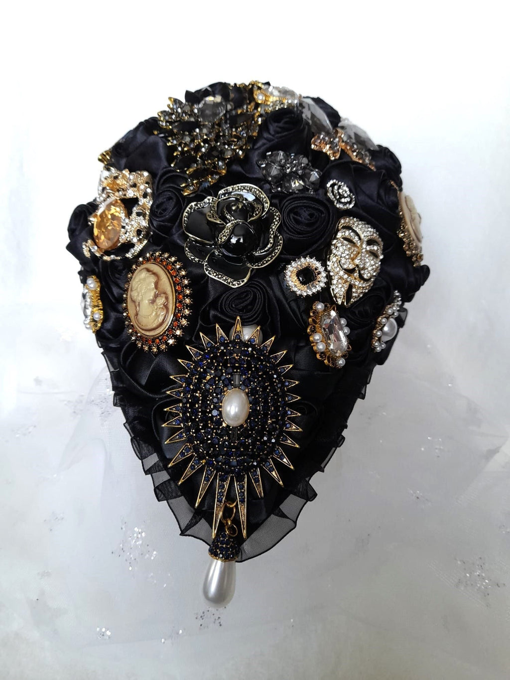 Black and Gold Gothic Waterfall Bouquet: Exquisite Brooch Cascading Wedding Bouquet with a Vintage Flair