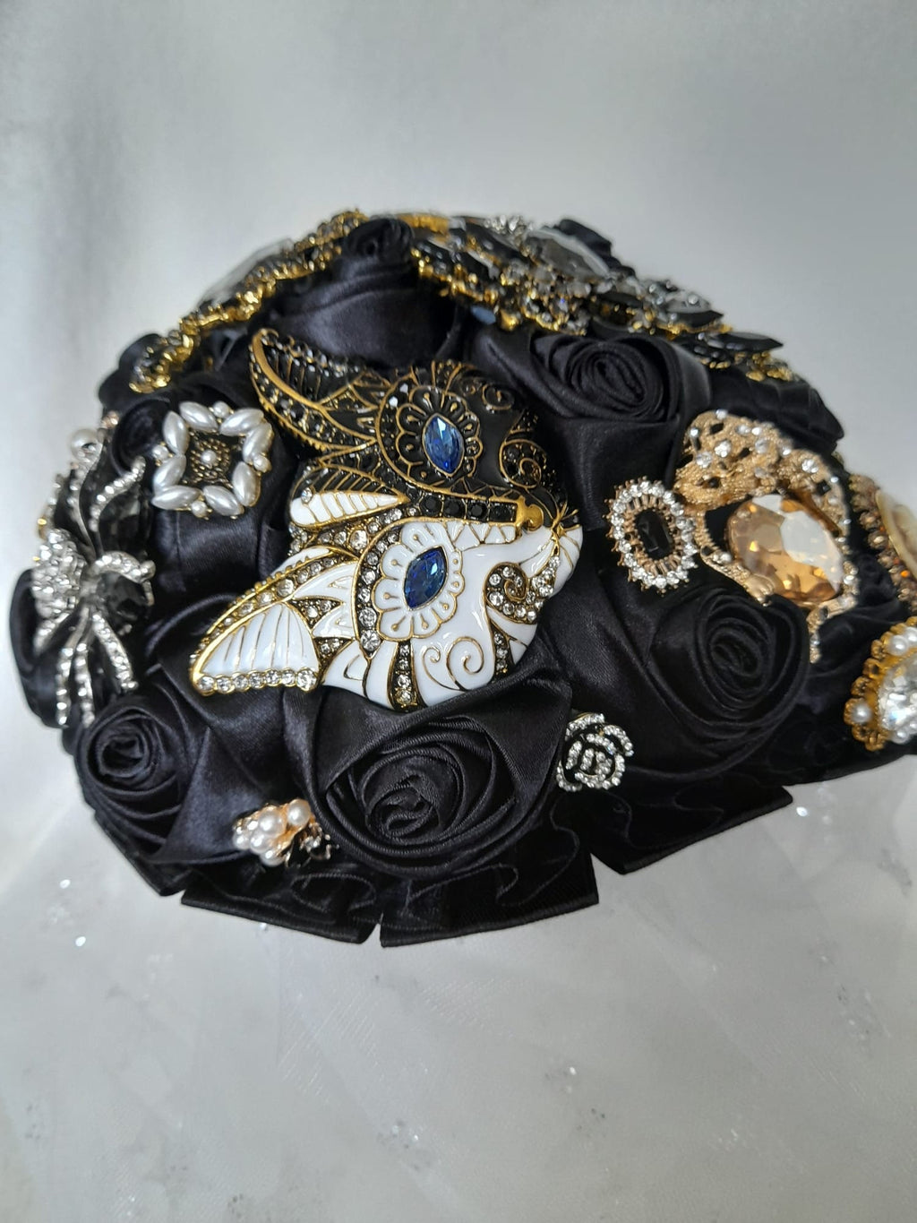 Black and Gold Gothic Waterfall Bouquet: Exquisite Brooch Cascading Wedding Bouquet with a Vintage Flair