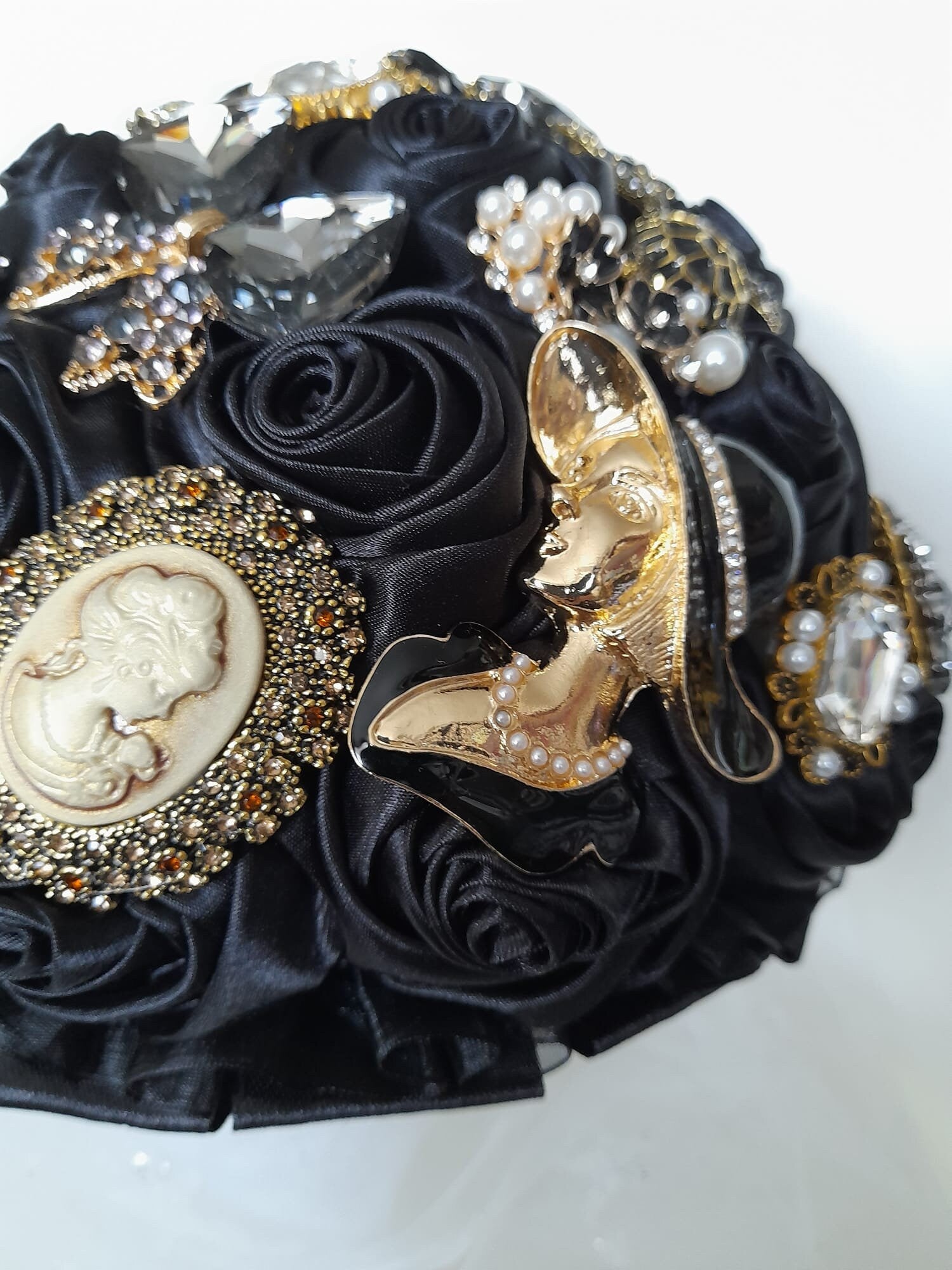 Black and Gold Gothic Waterfall Bouquet: Exquisite Brooch Cascading Wedding Bouquet with a Vintage Flair