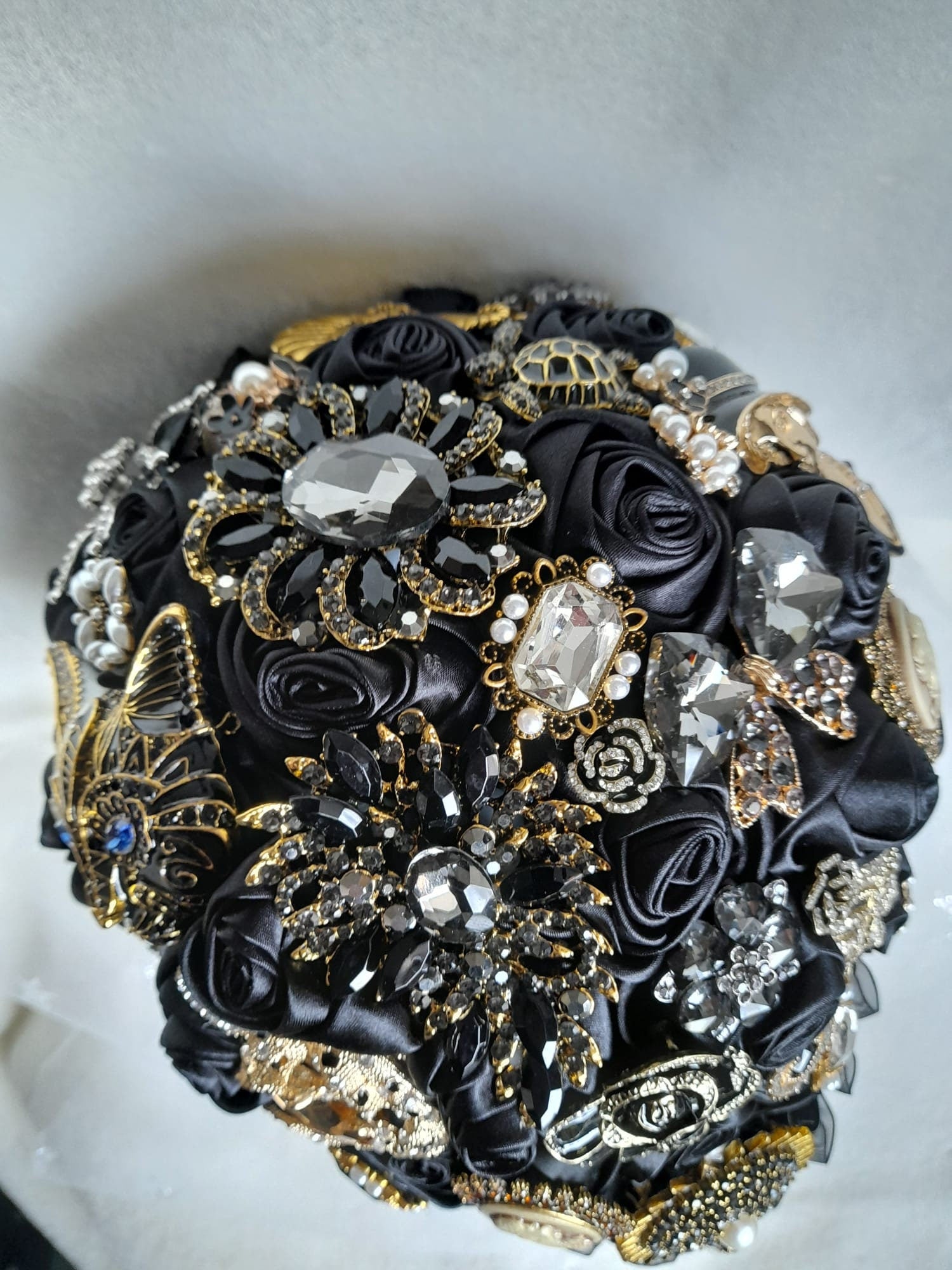 Black and Gold Gothic Waterfall Bouquet: Exquisite Brooch Cascading Wedding Bouquet with a Vintage Flair