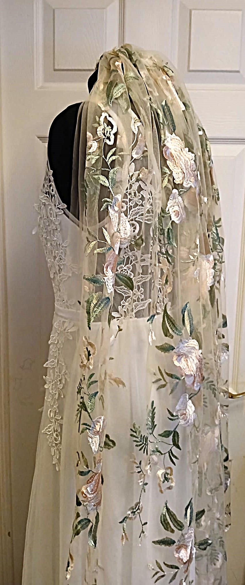 Champagne Wedding Veil: Embroidered Floral, Short Bridal Veil with Comb