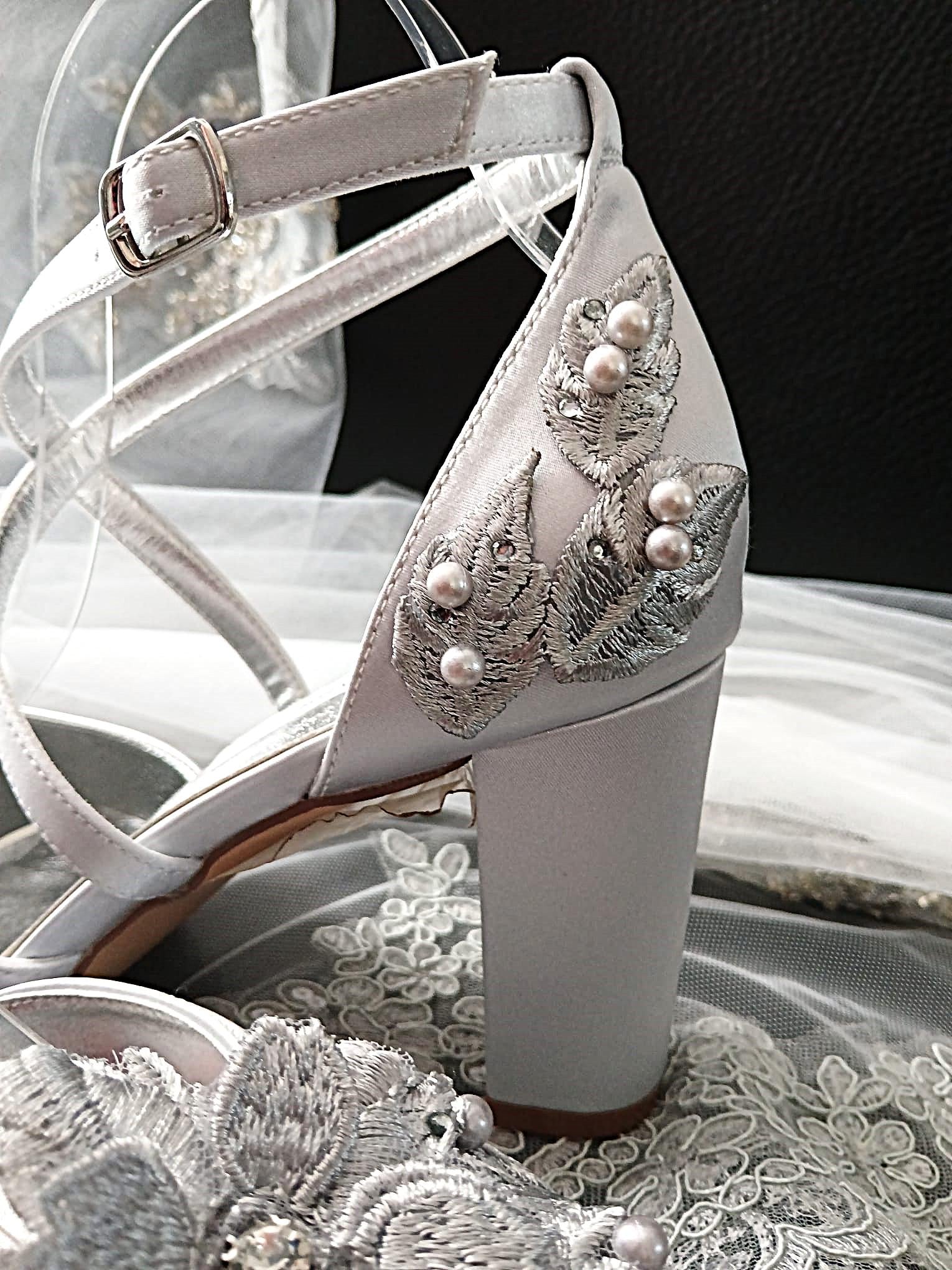 New Silver Grey Floral Block Heel Sandal Set with Matching Evening Clutch