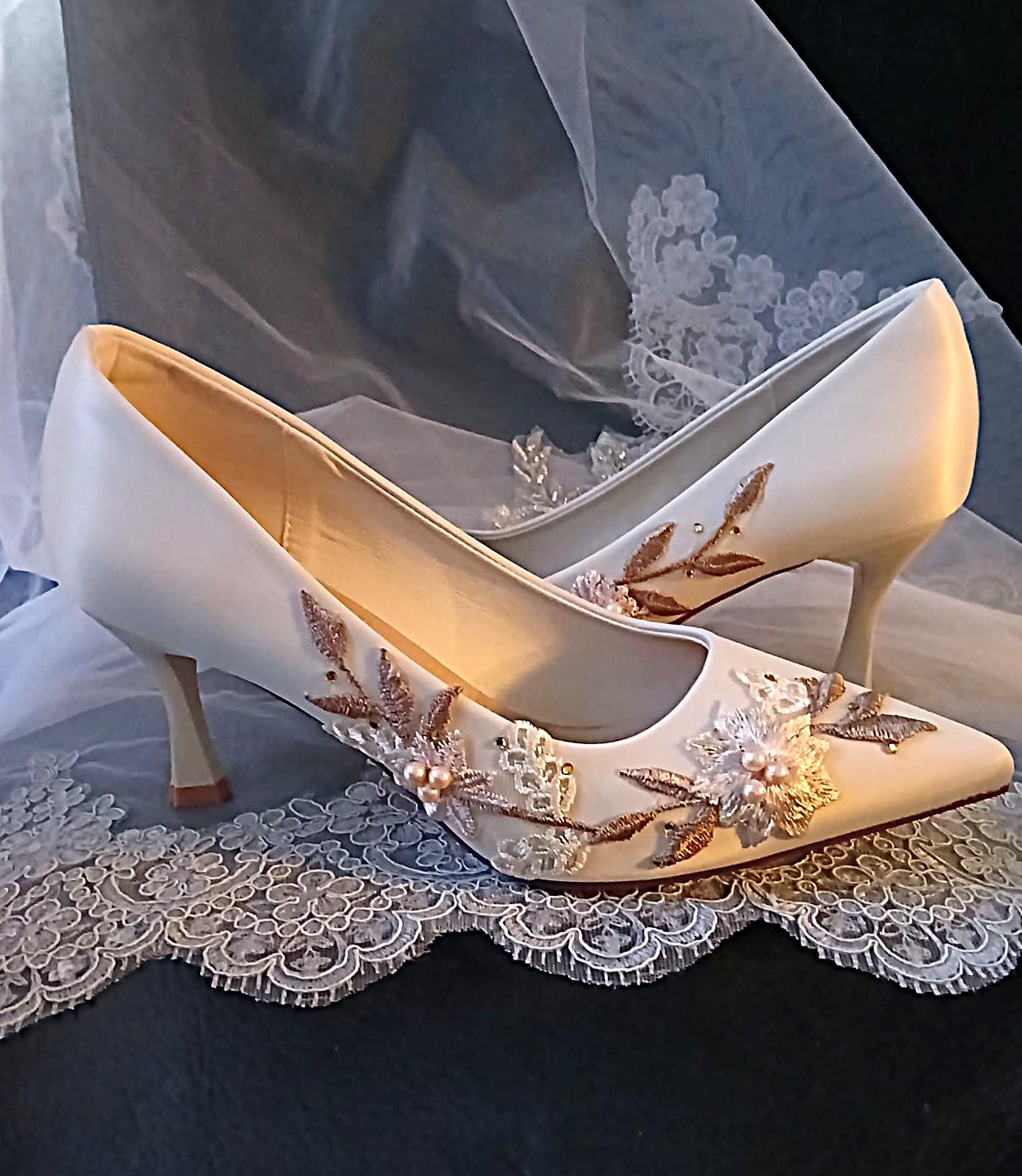 Ivory and Brown Floral Shoe Set: Mid Heel Shoes, Hat & Clutch